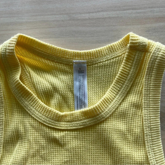 Urban Outfitters waffle knit yellow crop top tank size small - Picture 2 of 4